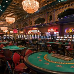 Live Sic Bo table broadcast from citibet88 login studio showing dealer and transparent dice cage